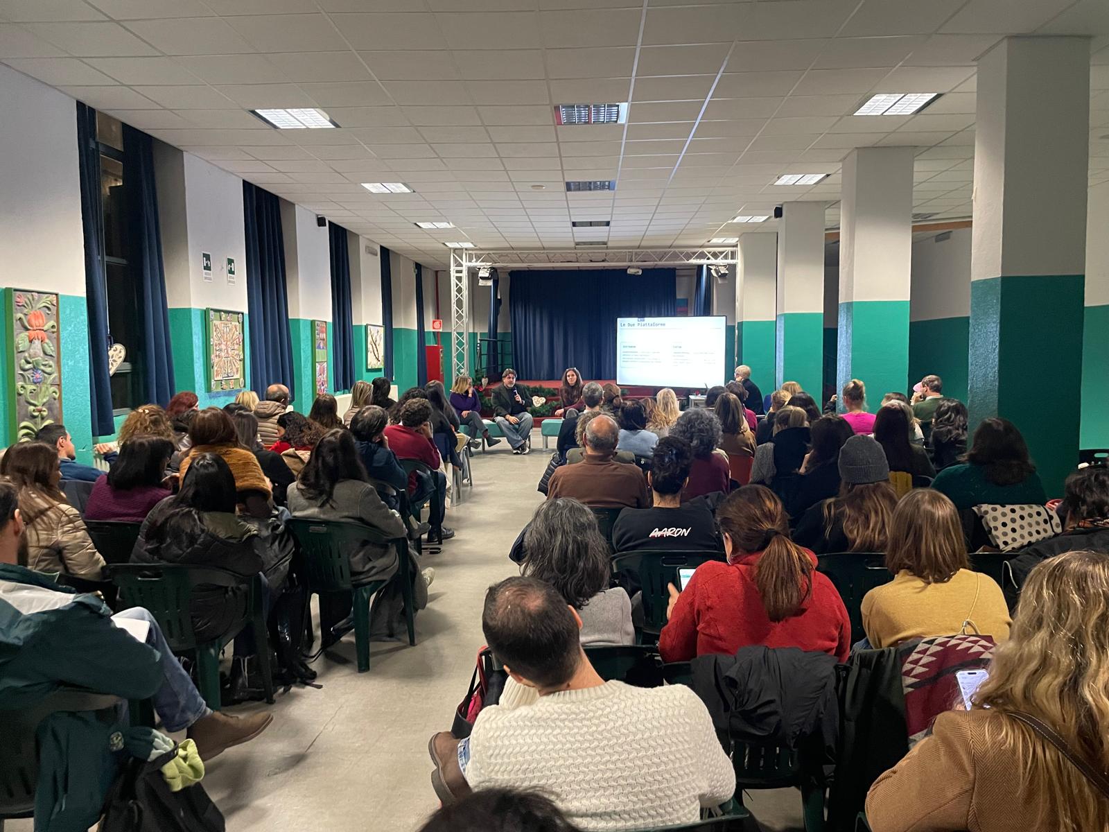 Pubblico durante un incontro dedicato a Socialmente Fragili