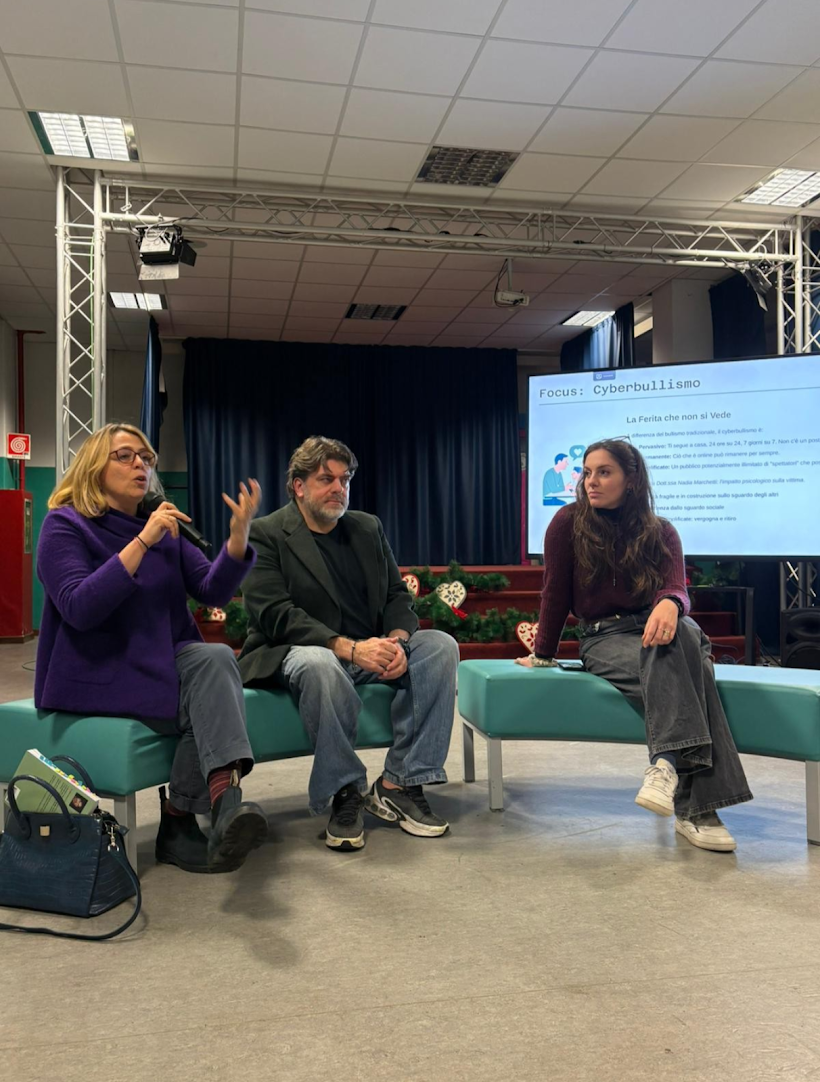 Fabrizio Re Garbagnati durante un confronto con Anna Scavuzzo e Nadia Marchetti